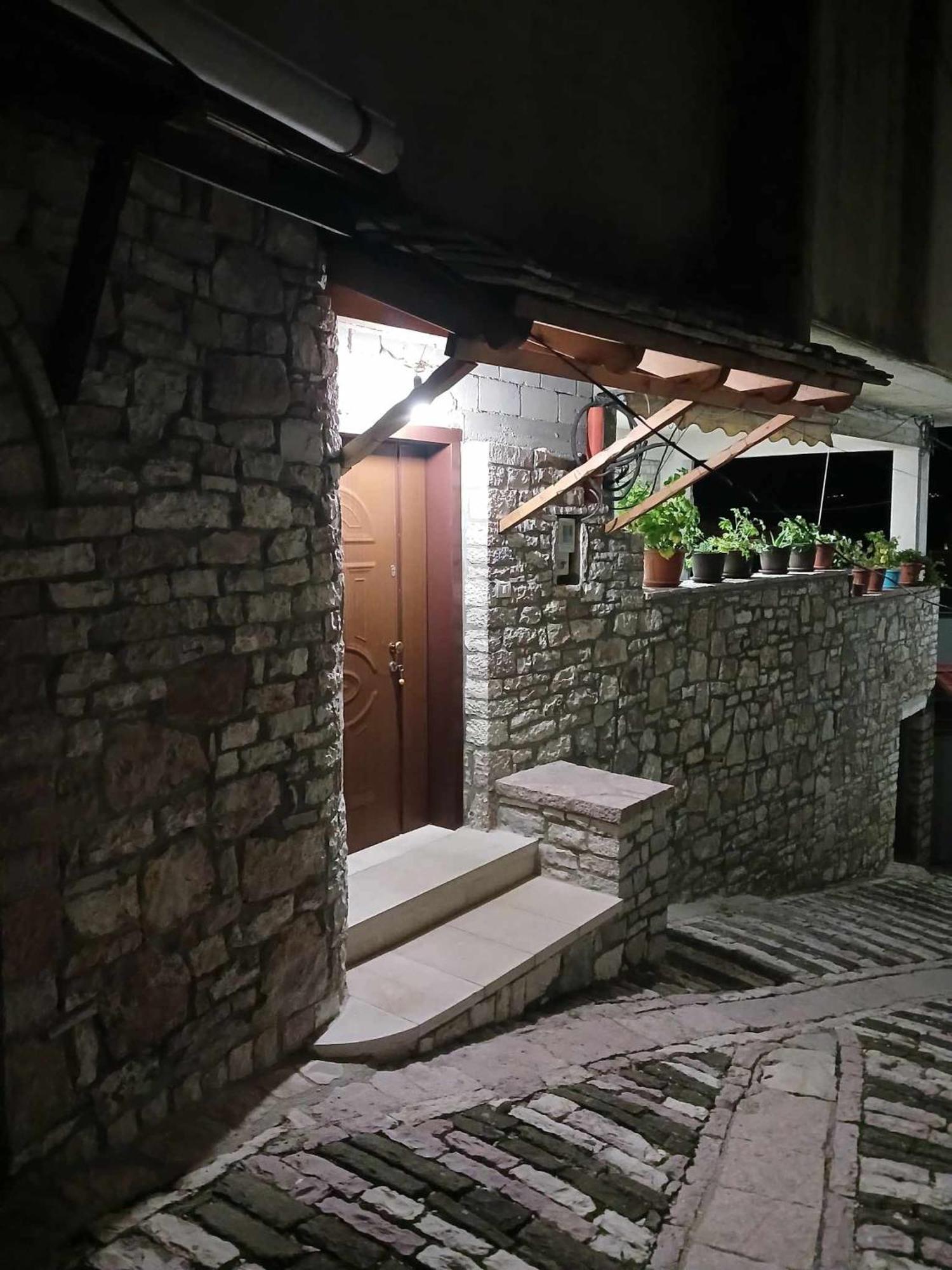 Eniguesthouse Gjirokaster Luaran gambar