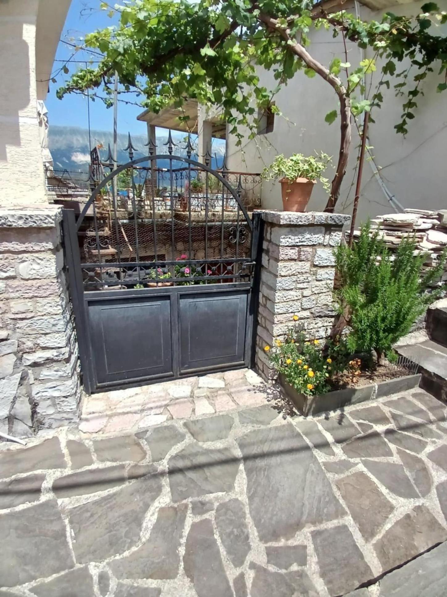 Eniguesthouse Gjirokaster Luaran gambar