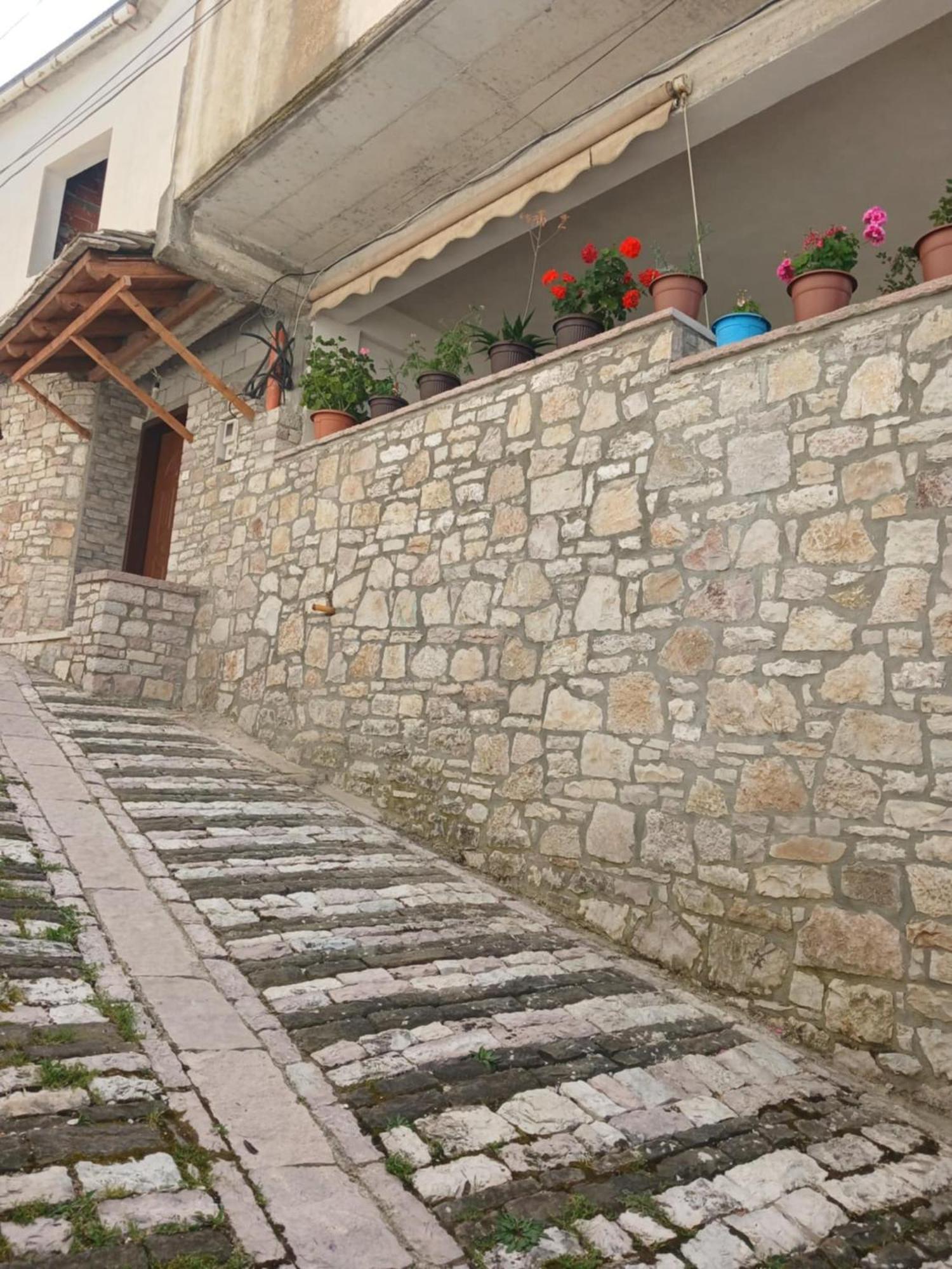 Eniguesthouse Gjirokaster Luaran gambar