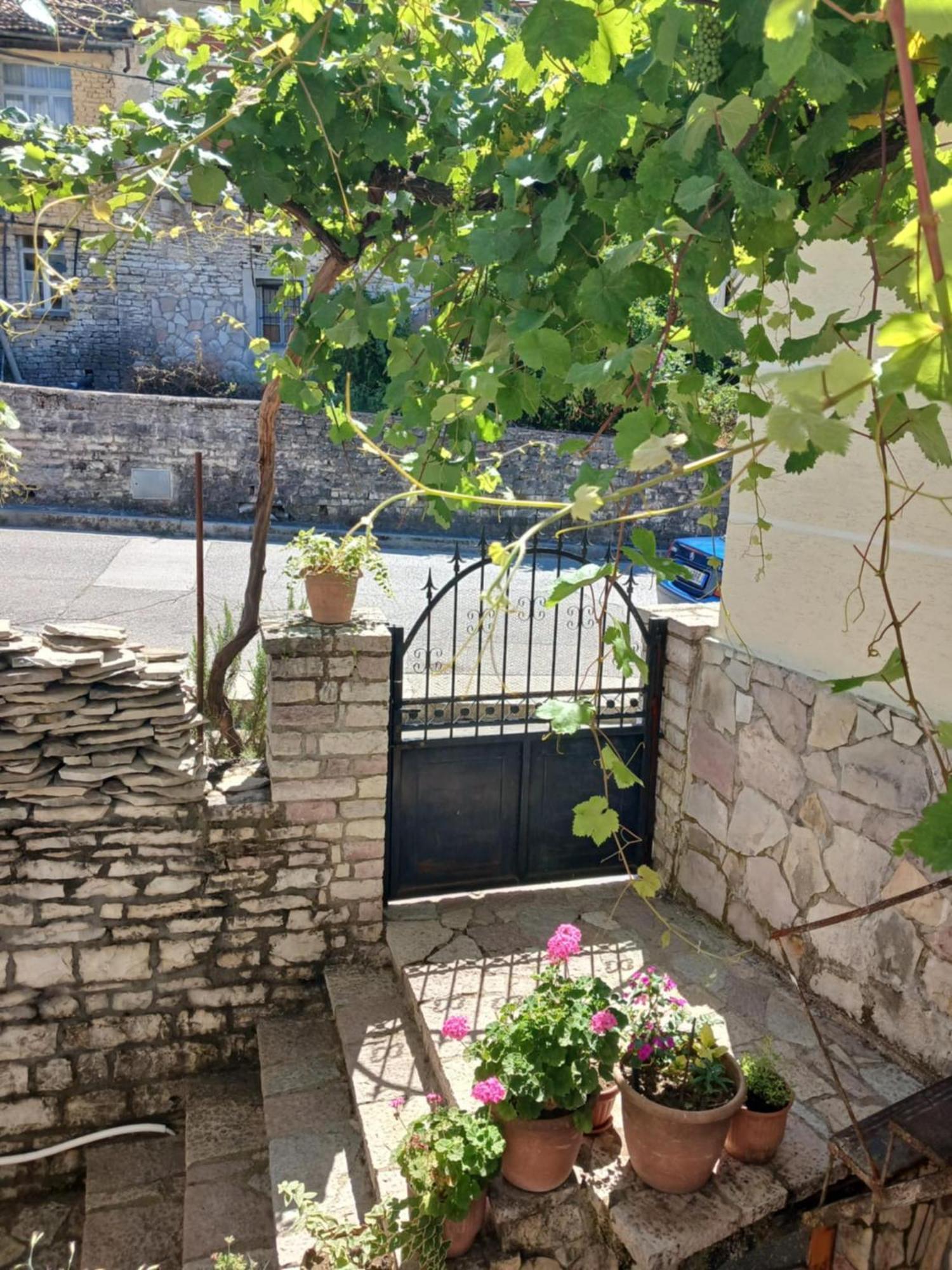 Eniguesthouse Gjirokaster Luaran gambar